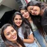 Divya Uruduga Instagram - And finally Suuuuu cuts her Long due Birthday cake😝🥳💃 My Amazing people @anupamagowda @amulya_gowdaa_official @neharamakrishna @rakesh_freespirit Ps: soupified!! Please appreciate @rakesh_freespirit ‘s contribution in spilling a bowl full of soup on my pant and shoes! 🙄👏👏 💛🖤 #divyauruduga #divyau #du #D #uruduga #DU #DUvians #thirthahalli #d #shivamoga #kpdu #arviya #arviyans #arya #preetiirali #live #love #laugh #peace #positivity #🧿
