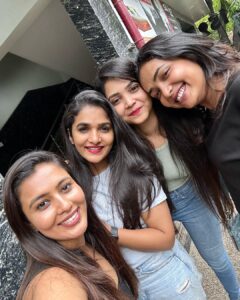 Divya Uruduga Instagram - And finally Suuuuu cuts her Long due Birthday cake😝🥳💃
My Amazing people @anupamagowda @amulya_gowdaa_official @neharamakrishna @rakesh_freespirit 

Ps:  soupified!! Please appreciate @rakesh_freespirit ‘s contribution in spilling a bowl full of soup on my pant and shoes! 🙄👏👏

💛🖤

#divyauruduga #divyau #du #D #uruduga #DU  #DUvians  #thirthahalli #d #shivamoga #kpdu  #arviya #arviyans #arya #preetiirali #live #love #laugh  #peace #positivity #🧿