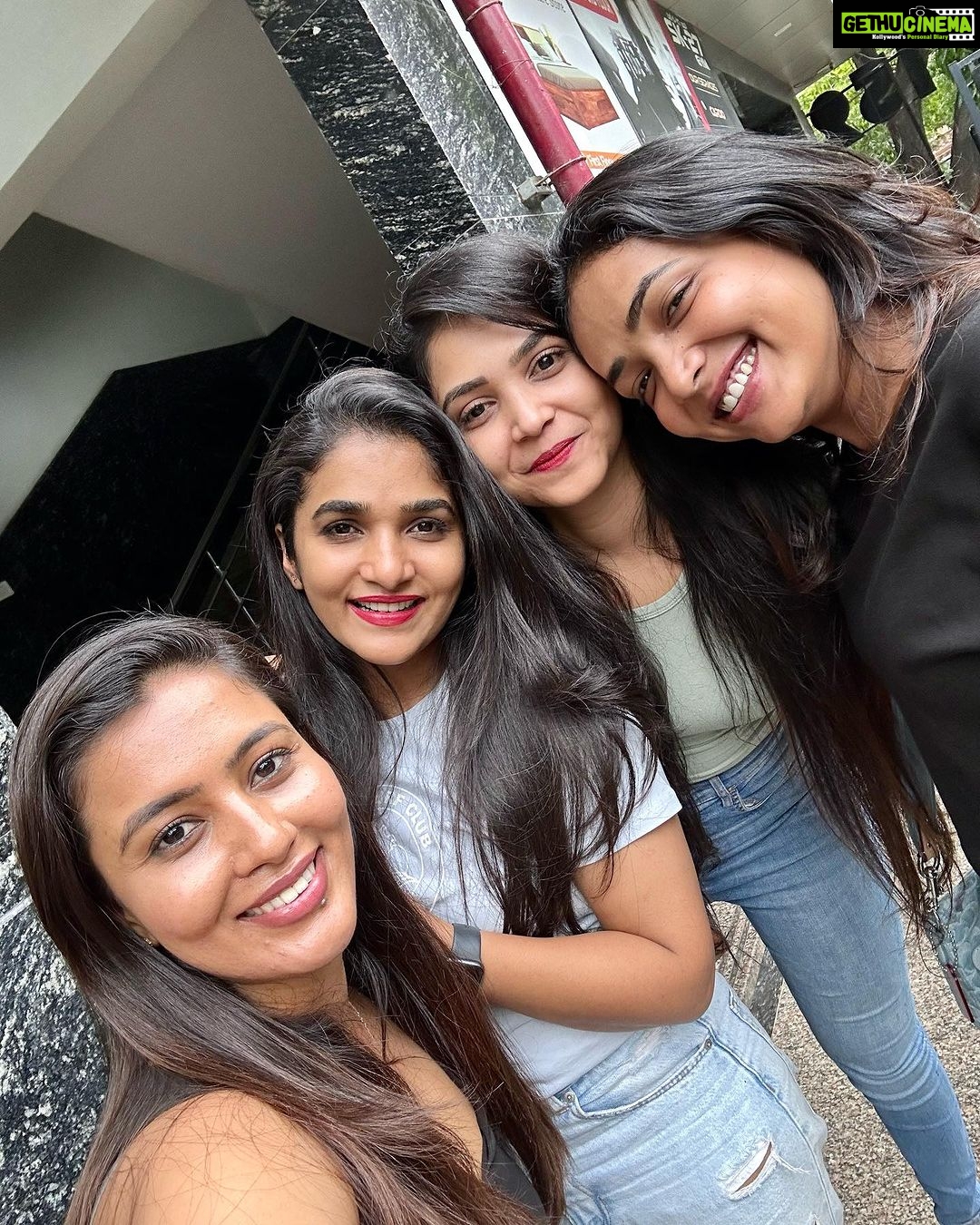 Divya Uruduga - 223.8K Likes - And finally Suuuuu cuts her Long due Birthday cake😝🥳💃
My Amazing people @anupamagowda @amulya_gowdaa_official @neharamakrishna @rakesh_freespirit
Ps: soupified!! Please appreciate @rakesh_freespirit ‘s contribution in spilling a bowl full of soup on my pant and shoes! 🙄👏👏
💛🖤
#divyauruduga #divyau #du #D #uruduga #DU #DUvians #thirthahalli #d #shivamoga #kpdu #arviya #arviyans #arya #preetiirali #live #love #laugh #peace #positivity #🧿