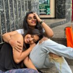 Divya Uruduga Instagram - And finally Suuuuu cuts her Long due Birthday cake😝🥳💃 My Amazing people @anupamagowda @amulya_gowdaa_official @neharamakrishna @rakesh_freespirit Ps: soupified!! Please appreciate @rakesh_freespirit ‘s contribution in spilling a bowl full of soup on my pant and shoes! 🙄👏👏 💛🖤 #divyauruduga #divyau #du #D #uruduga #DU #DUvians #thirthahalli #d #shivamoga #kpdu #arviya #arviyans #arya #preetiirali #live #love #laugh #peace #positivity #🧿