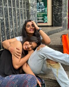 Divya Uruduga Instagram - And finally Suuuuu cuts her Long due Birthday cake😝🥳💃
My Amazing people @anupamagowda @amulya_gowdaa_official @neharamakrishna @rakesh_freespirit 

Ps:  soupified!! Please appreciate @rakesh_freespirit ‘s contribution in spilling a bowl full of soup on my pant and shoes! 🙄👏👏

💛🖤

#divyauruduga #divyau #du #D #uruduga #DU  #DUvians  #thirthahalli #d #shivamoga #kpdu  #arviya #arviyans #arya #preetiirali #live #love #laugh  #peace #positivity #🧿