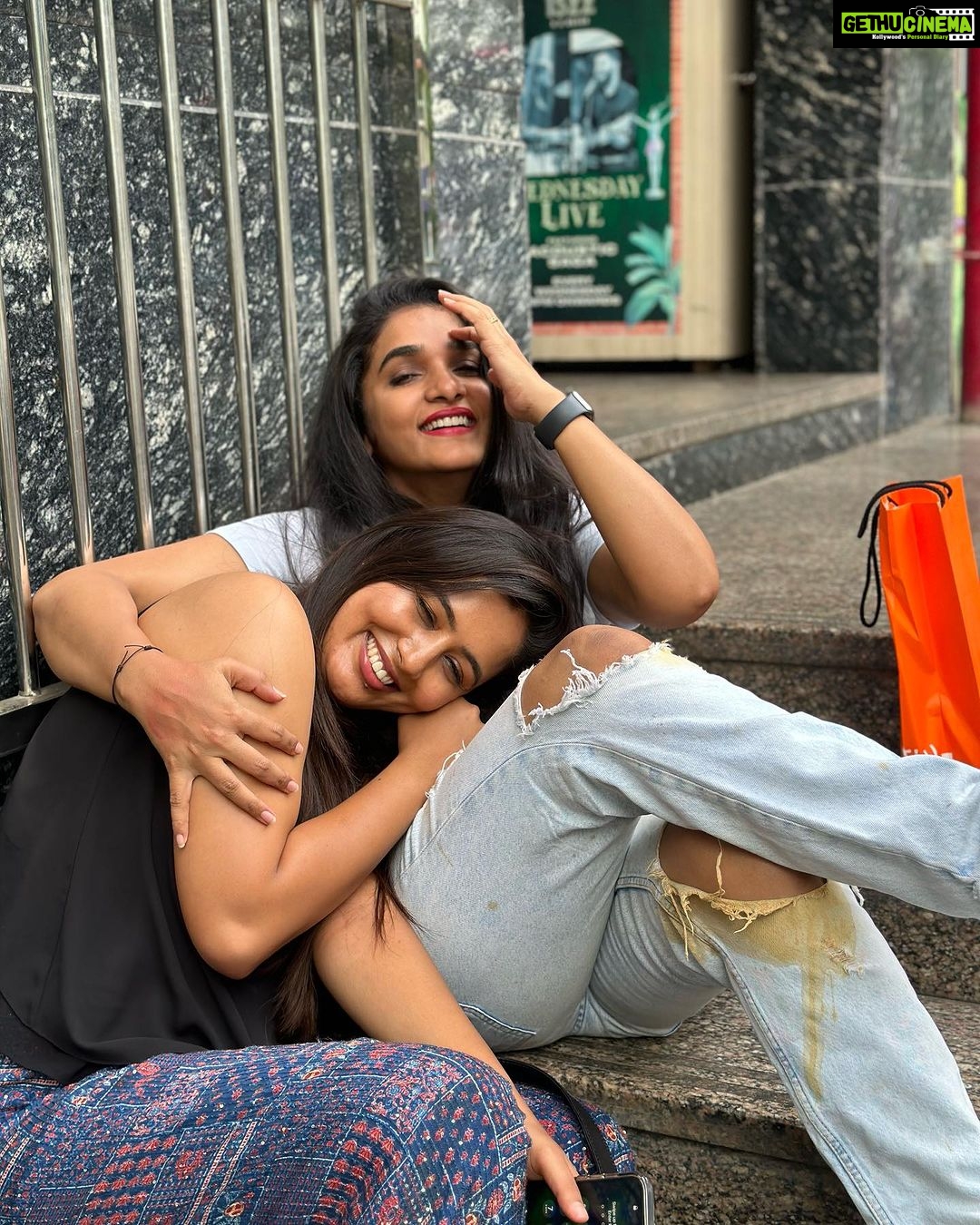 Divya Uruduga - 223.8K Likes - And finally Suuuuu cuts her Long due Birthday cake😝🥳💃
My Amazing people @anupamagowda @amulya_gowdaa_official @neharamakrishna @rakesh_freespirit
Ps: soupified!! Please appreciate @rakesh_freespirit ‘s contribution in spilling a bowl full of soup on my pant and shoes! 🙄👏👏
💛🖤
#divyauruduga #divyau #du #D #uruduga #DU #DUvians #thirthahalli #d #shivamoga #kpdu #arviya #arviyans #arya #preetiirali #live #love #laugh #peace #positivity #🧿
