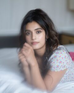 Divyansha Kaushik Instagram - Long time no see? 👀

Shot by @the_pixel_farmer 
Hmua @pratikshamuchandikar 🌸