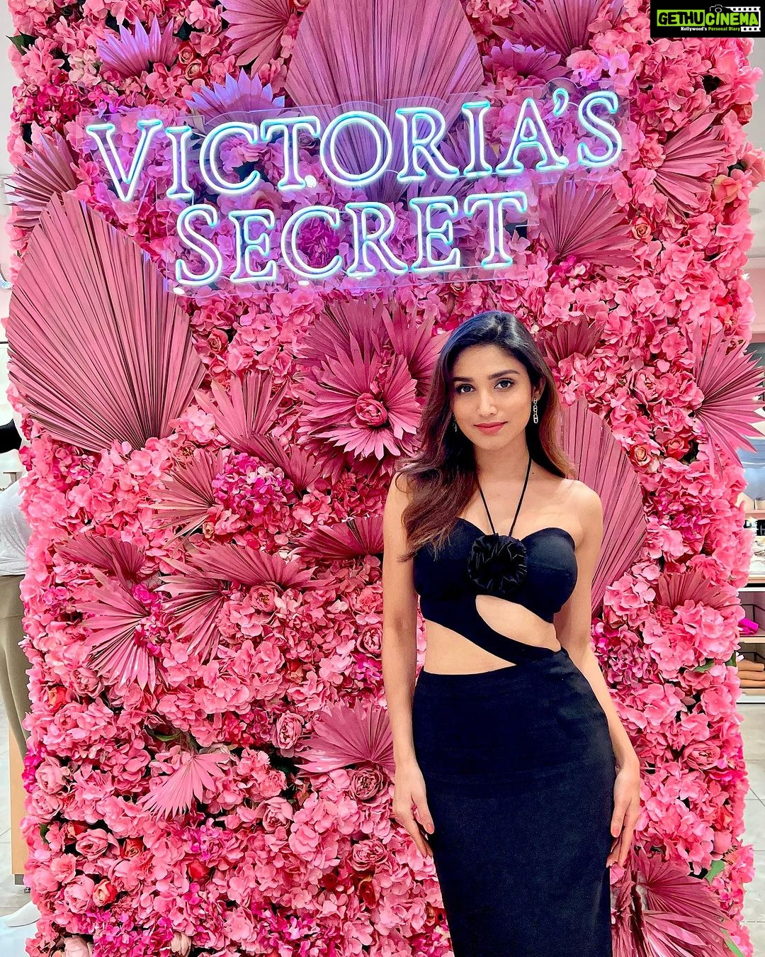 Donal Bisht Instagram - It's ICONic.⚡ Victoria's Secret has launched their Icon collection that celebrates the shape of you! You know what's interesting? It comes with custom-lift technology that changes with your cup size. It's not just a title, it's an identity. Icons aren't just born, they are sculpted by their journey. ✨ #YoureAnIcon #VSLovesIndia @victoriassecretIndia @vspinkindia Victoria's Secrets