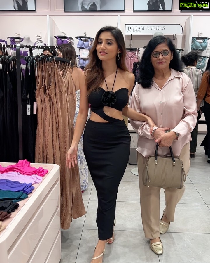 Donal Bisht Instagram - It's ICONic.⚡ Victoria's Secret has launched their Icon collection that celebrates the shape of you! You know what's interesting? It comes with custom-lift technology that changes with your cup size. It's not just a title, it's an identity. Icons aren't just born, they are sculpted by their journey. ✨ #YoureAnIcon #VSLovesIndia @victoriassecretIndia @vspinkindia Victoria's Secrets