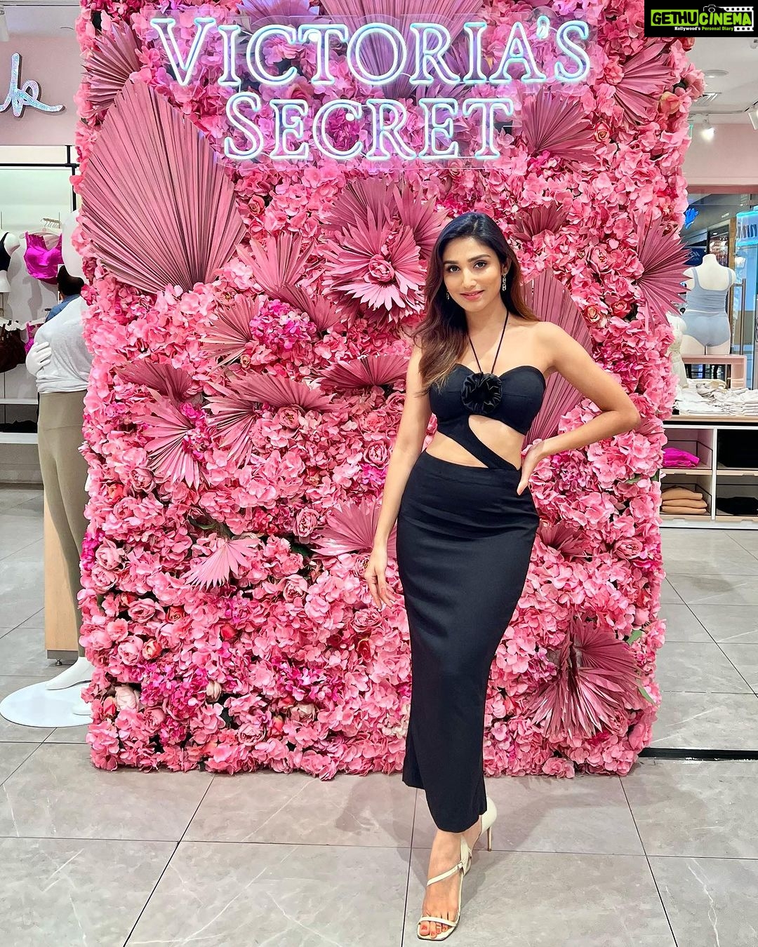 Donal Bisht Instagram - It's ICONic.⚡ Victoria's Secret has launched their Icon collection that celebrates the shape of you! You know what's interesting? It comes with custom-lift technology that changes with your cup size. It's not just a title, it's an identity. Icons aren't just born, they are sculpted by their journey. ✨ #YoureAnIcon #VSLovesIndia @victoriassecretIndia @vspinkindia Victoria's Secrets