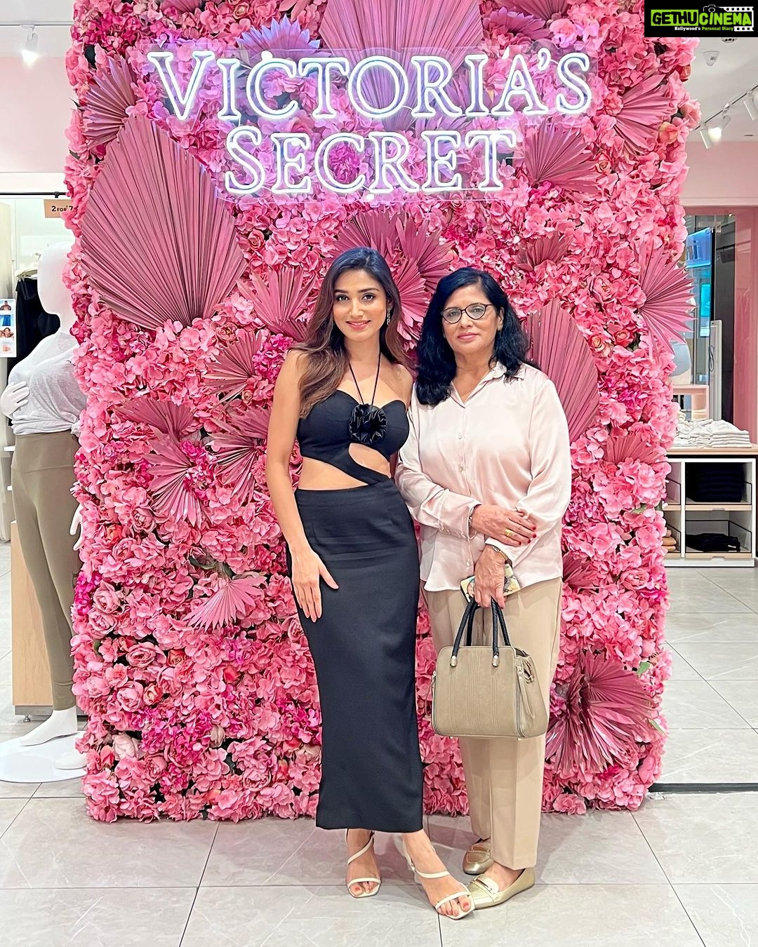 Donal Bisht Instagram - It's ICONic.⚡ Victoria's Secret has launched their Icon collection that celebrates the shape of you! You know what's interesting? It comes with custom-lift technology that changes with your cup size. It's not just a title, it's an identity. Icons aren't just born, they are sculpted by their journey. ✨ #YoureAnIcon #VSLovesIndia @victoriassecretIndia @vspinkindia Victoria's Secrets