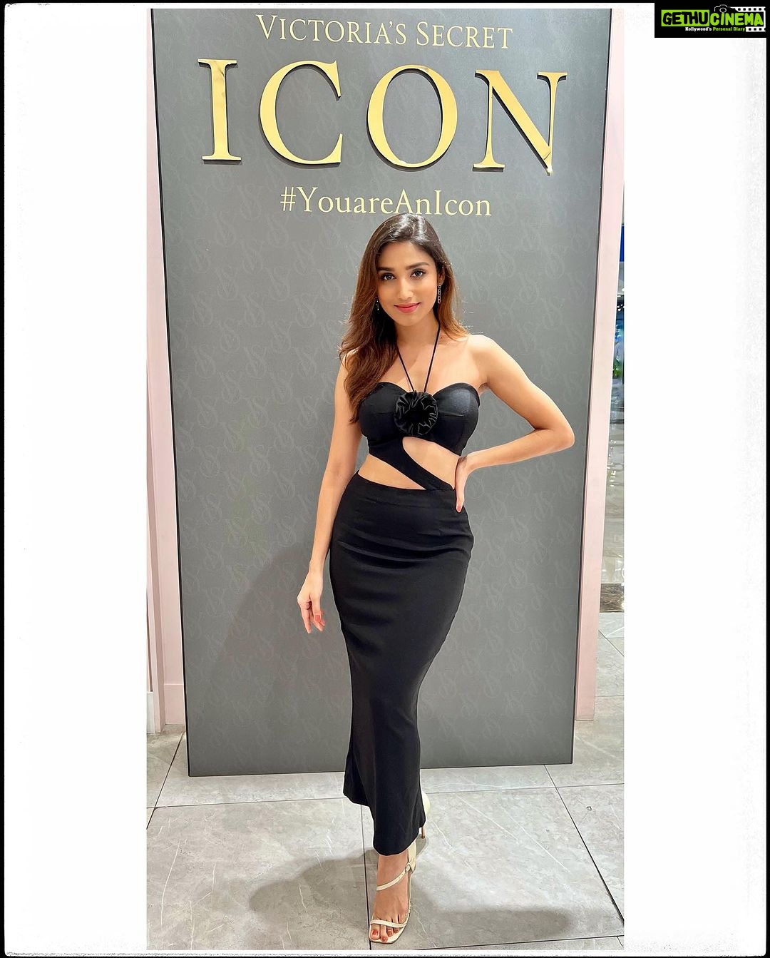 Donal Bisht Instagram - It's ICONic.⚡ Victoria's Secret has launched their Icon collection that celebrates the shape of you! You know what's interesting? It comes with custom-lift technology that changes with your cup size. It's not just a title, it's an identity. Icons aren't just born, they are sculpted by their journey. ✨ #YoureAnIcon #VSLovesIndia @victoriassecretIndia @vspinkindia Victoria's Secrets