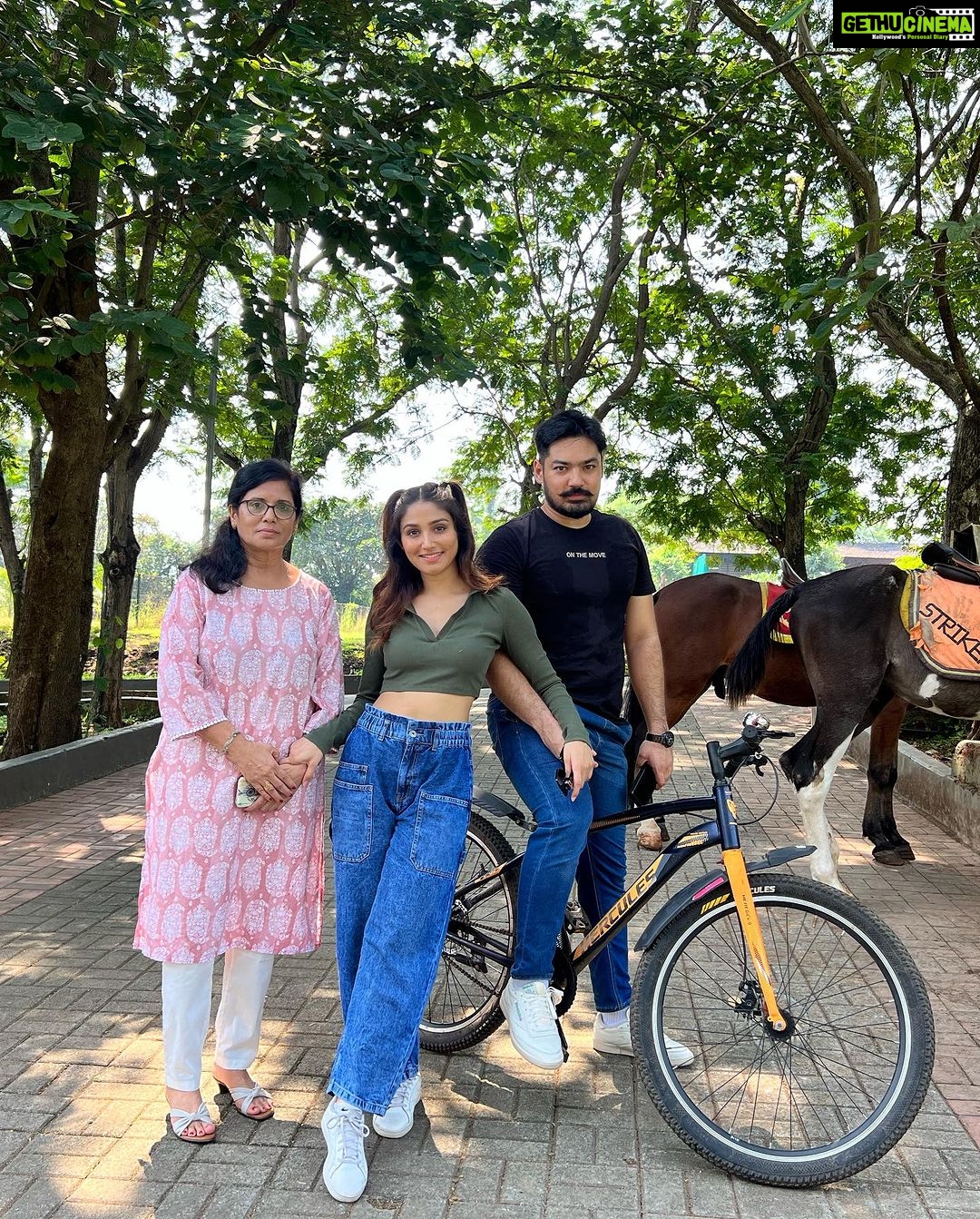 Donal Bisht Instagram - With Family is the Best Time is all I need always 🥰❤️ . . . . . @urivergatekarjat . . . . . . . . . . . . . . . . . . . . . #girl #travel #diva #hot #explore #donalbisht #elegence #instagood #instamood #goodvibes #happy #location #pictureoftheday #best #beautiful #dress #love #fun #instagram #instamood #instalike #blessed #actor #lifestyle #vacay #glam #beautiful #looks #morning #family #location #green Karjat