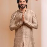 Dulquer Salmaan Instagram - എല്ലാവർക്കും ഹൃദയം നിറഞ്ഞ ഓണാശംസകൾ 🌺🌸🌼❤️ My favourite time of the year ! Onam marks new beginnings, reunions with family and friends, the yummiest sadhyas, pookalams and onakkodi ! Celebrate this onam with a reel for Heeriye which marked my first music video, catch my series debut Guns & Gulaabs on Netflix, and enjoy King Of Kotha, my widest theatrical release in cinemas with your families. Cannot wait to bring you all the exciting projects I have lined up for the coming year ! Wishing you all the most joyous Onam filled with love, peace, health and prosperity. #HappiestOnam #Heeriye #GunsAndGulaabs #KingOfKotha