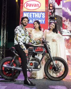 Dulquer Salmaan Instagram - The best homecoming we could ever ask for !! Thank you Kochi for the immense love, participation and encouragement ! Our cinema is viewed and loved across the world and our goal with “King Of Kotha” is to reach the maximum audiences as widely as we can at the same time !! 

So so grateful for all this love even before the release of KOK. 

Styled by @harmann_kaur_2.0 
Style team @anokha_ann @poojakaranam 
Outfit @zafirandshadab
Make up @av_ratheeshcinema
Hairstylist @saurabhbhatkar 
Photographer @sbk_shuhaib