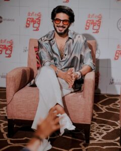 Dulquer Salmaan Instagram - Hyderabad ! Always a joy to come back !! 

Styled by - @harmann_kaur_2.0 
Style team - @ Ann Bharadwaj @poojakaranam @neharathi_ 
Accessories- @barryjohnshop
Hair: Imran
Make up: @av_ratheeshcinema
📸 : @sbk_shuhaib 

#KOKPromotions.  #KingOfKotha #WeAreComing