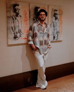 Dulquer Salmaan Instagram - Hyderabad ! Always a joy to come back !! 

Styled by - @harmann_kaur_2.0 
Style team - @ Ann Bharadwaj @poojakaranam @neharathi_ 
Accessories- @barryjohnshop
Hair: Imran
Make up: @av_ratheeshcinema
📸 : @sbk_shuhaib 

#KOKPromotions.  #KingOfKotha #WeAreComing