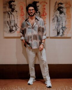 Dulquer Salmaan Instagram - Hyderabad ! Always a joy to come back !! 

Styled by - @harmann_kaur_2.0 
Style team - @ Ann Bharadwaj @poojakaranam @neharathi_ 
Accessories- @barryjohnshop
Hair: Imran
Make up: @av_ratheeshcinema
📸 : @sbk_shuhaib 

#KOKPromotions.  #KingOfKotha #WeAreComing