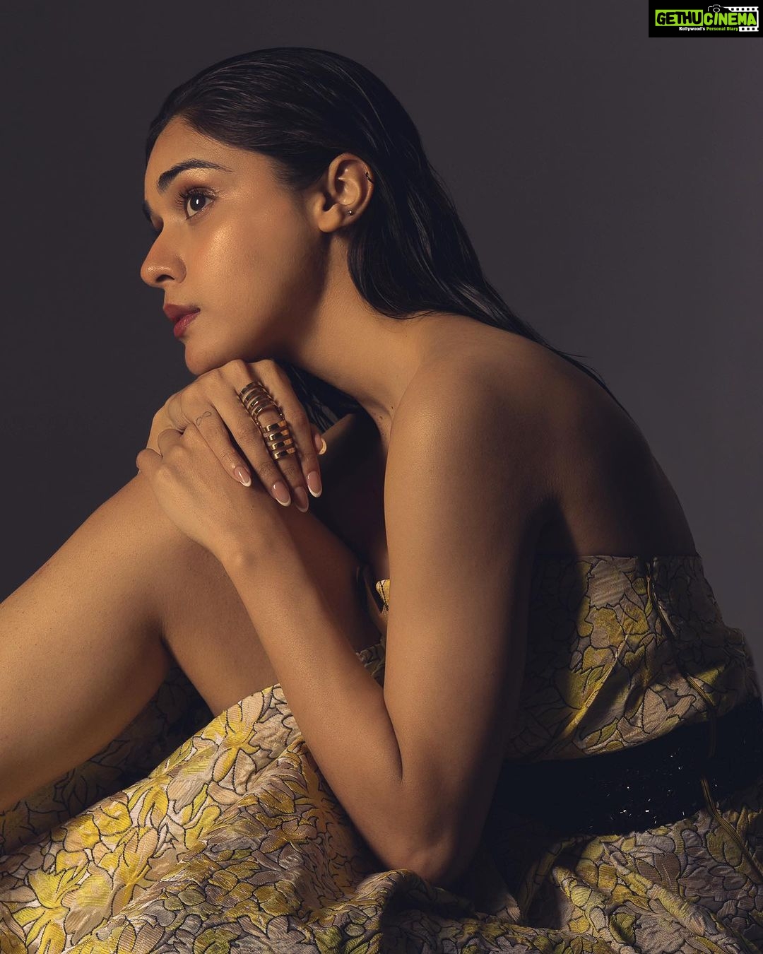 Eisha Singh Instagram - "A lot of people tell me I'm a bit dreamy. But I like the idea of that. Of being somewhere else."π . . . Photographer : @vaspaan_shroff Styled by- @purvabansal5 Outfit- @dvfashionstudio makeup- @garg_kinjal Hair- @farah_kadkotra Location- @thehoneststudios @thehonestillustrationss Team- @oceanmediapr