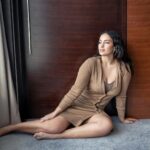 Elena Roxana Maria Fernandes Instagram - Strike a pose! . 📸 @noorul_aminkhann 👚 @skims 🧥: @calvinklein 💎 #umeshjivnaniluxuryjewels . . #strike #pose #beauty #shine #glam #pretty #beautiful #face #naturalbeauty #bodypositive #love #glow #slay #fashion #style #ootd #outfitoftheday