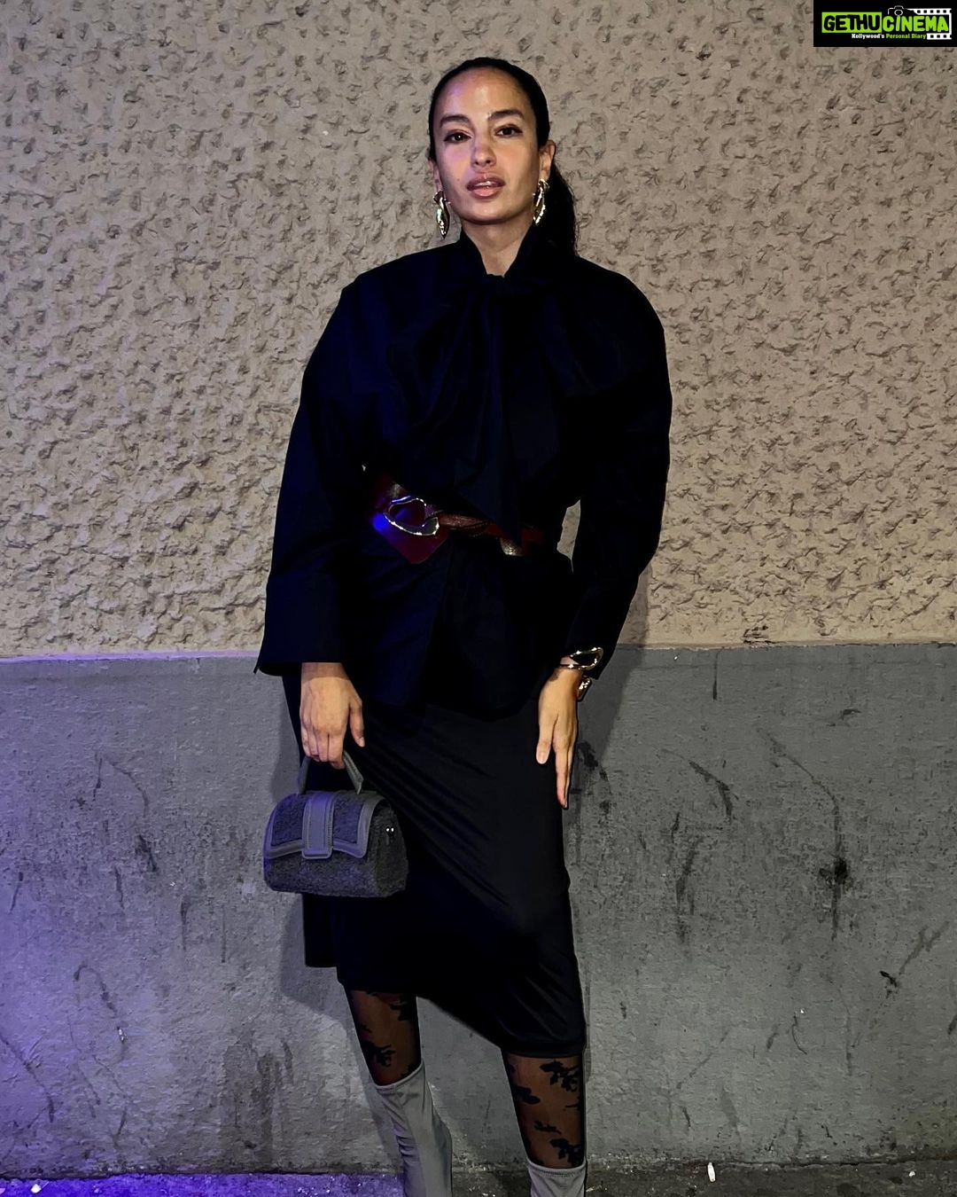 Elena Roxana Maria Fernandes Instagram - Turning up the heat in Milan Fashion Week at the @patriziapepe event! . . . @brave_talents #patriziapepefw23 #patriziapepe #milan #milanfashionweek #fashionweek #travel #slay #black #ootd #shine #glam #glow #outfit #fashion #style #event #milanfashionweek2023