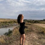 Elena Roxana Maria Fernandes Instagram - Lost in thoughts 👗 @skims 🕶️ @robertlaroche @goodsagency 👟 @underarmour @atuaenkopafrica #masaimara #masaimaranationalpark #kenya #wildlife #luxuryvacation #atuaenkopafrica #natural #nature #curves Masai Mara, Kenya