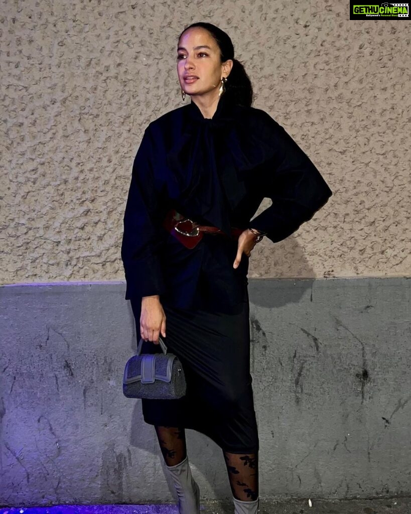 Elena Roxana Maria Fernandes Instagram - Turning up the heat in Milan Fashion Week at the @patriziapepe event! . . . @brave_talents #patriziapepefw23 #patriziapepe #milan #milanfashionweek #fashionweek #travel #slay #black #ootd #shine #glam #glow #outfit #fashion #style #event #milanfashionweek2023