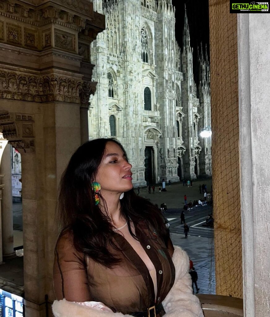 Elena Roxana Maria Fernandes Instagram - Dinner with a view Earrings @pats_vintagejewelry #duomo #milan #pictureperfect #event #milanfashionweek #fashion #vintagejewellery