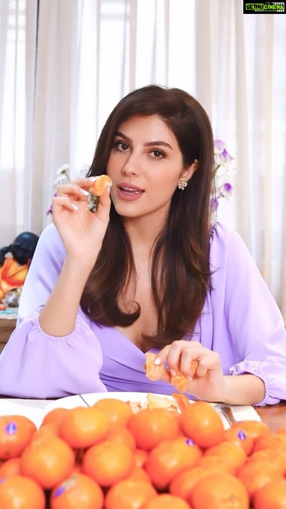 Elnaaz Norouzi Instagram - My #ElnaazAsAHousewife lovers - I’m back and the end kills me everytime 🤣 @sweetc.india These sweet and juicy fruits are packed with nutrients and vitamins that are essential for a healthy lifestyle. Rich in Vitamin C, it can help boost your immunity, support heart health, and even aid in weight loss. So, grab a few of these delicious and nutritious and take a moment to enjoy the many benefits they have to offer! @bigshoteventco #mandarin #healthylifestyle #nutrition #vitaminc #immunity #hearthealth #weightloss #healthychoices #sweetcindia