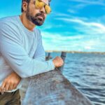 Emraan Hashmi Instagram – Seeing the world through golden tinted glasses ⭐️😎#travel