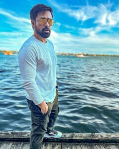 Emraan Hashmi Instagram - Seeing the world through golden tinted glasses ⭐️😎#travel