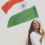 Esha Gupta Instagram – झंडा ऊंचा रहे हमारा… Ignite the fervour of #IndependenceDay celebrations by #HarGharTiranga! Fly our pride in your homes & honour the sacrifice of our braves. @amritmahotsav
