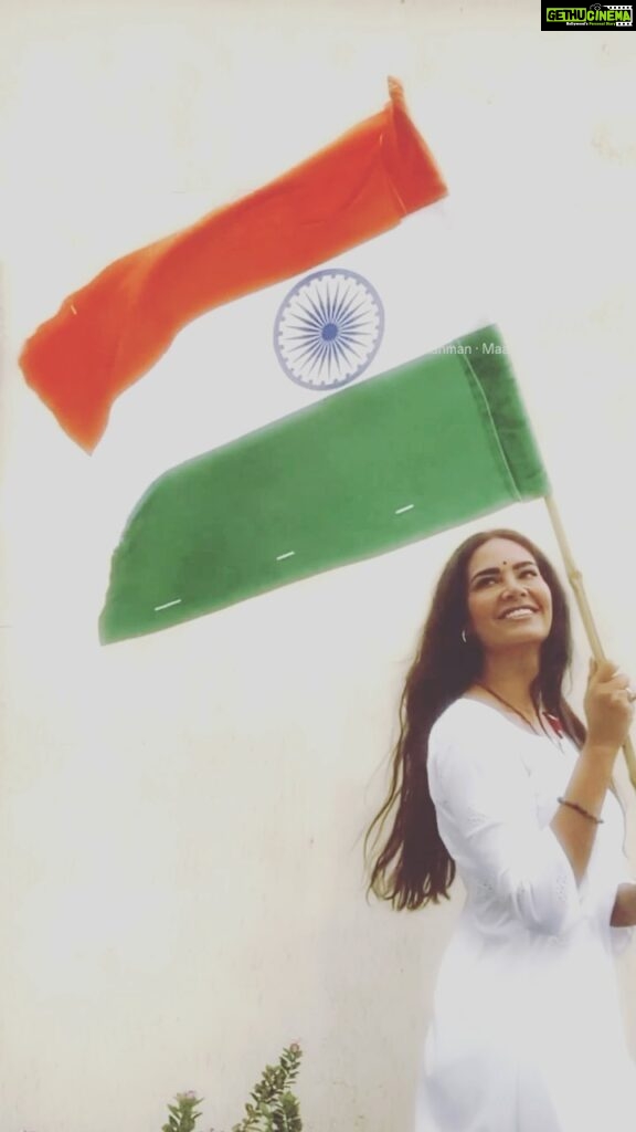 Esha Gupta Instagram - झंडा ऊंचा रहे हमारा... Ignite the fervour of #IndependenceDay celebrations by #HarGharTiranga! Fly our pride in your homes & honour the sacrifice of our braves. @amritmahotsav