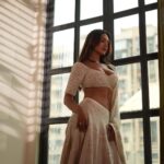 Esha Gupta Instagram - 🦢 Look @rohitbalofficial Jewels @anmoljewellers