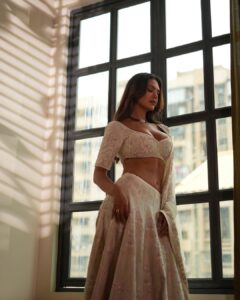 Esha Gupta Instagram - 🦢 Look @rohitbalofficial Jewels @anmoljewellers