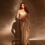 Esha Gupta Instagram - Tonight for #lokmatstylishawards for the #moststylishglamorousdiva award, thank you @rishidarda @lokmat Sari @falgunishanepeacockindia @falgunipeacock @shanepeacock Necklace & Earrings @anmoljewellers Ring @sanzanyjewels Styled by @chandiniw Makeup @billymanik81 Hair @chettiarqueensly Photographed by @shivamguptaphotography