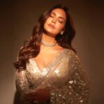 Esha Gupta Instagram - Tonight for #lokmatstylishawards for the #moststylishglamorousdiva award, thank you @rishidarda @lokmat Sari @falgunishanepeacockindia @falgunipeacock @shanepeacock Necklace & Earrings @anmoljewellers Ring @sanzanyjewels Styled by @chandiniw Makeup @billymanik81 Hair @chettiarqueensly Photographed by @shivamguptaphotography