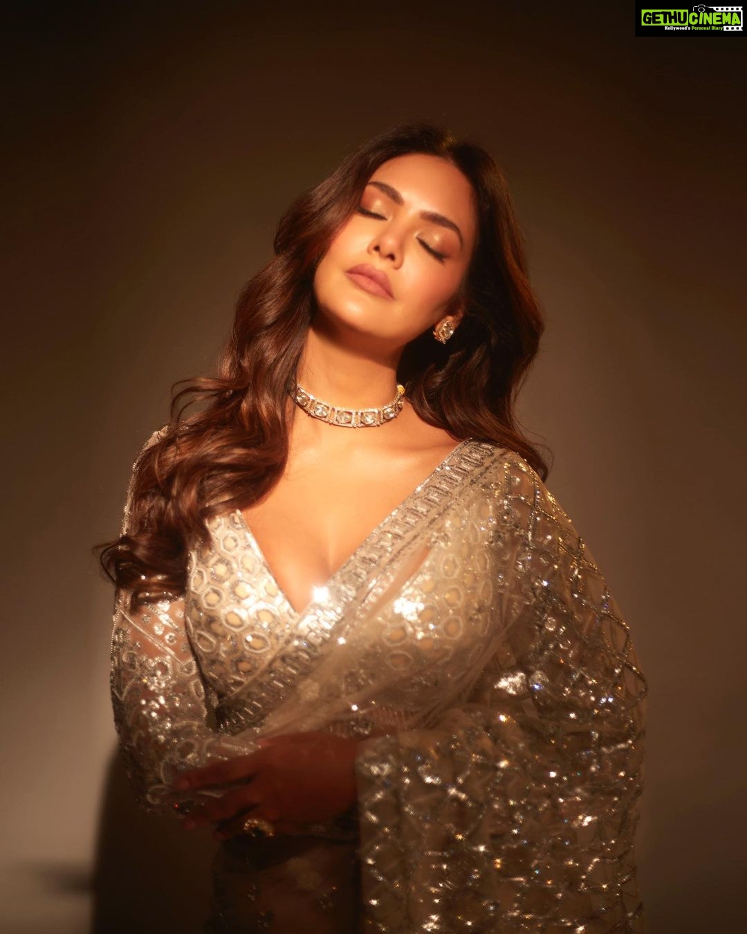 Esha Gupta Instagram - Tonight for #lokmatstylishawards for the #moststylishglamorousdiva award, thank you @rishidarda @lokmat Sari @falgunishanepeacockindia @falgunipeacock @shanepeacock Necklace & Earrings @anmoljewellers Ring @sanzanyjewels Styled by @chandiniw Makeup @billymanik81 Hair @chettiarqueensly Photographed by @shivamguptaphotography