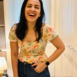 Esha Kansara Instagram - Smile aisi karo ki chaar log puchein ye daant kahan se lagwaye hain! 😝