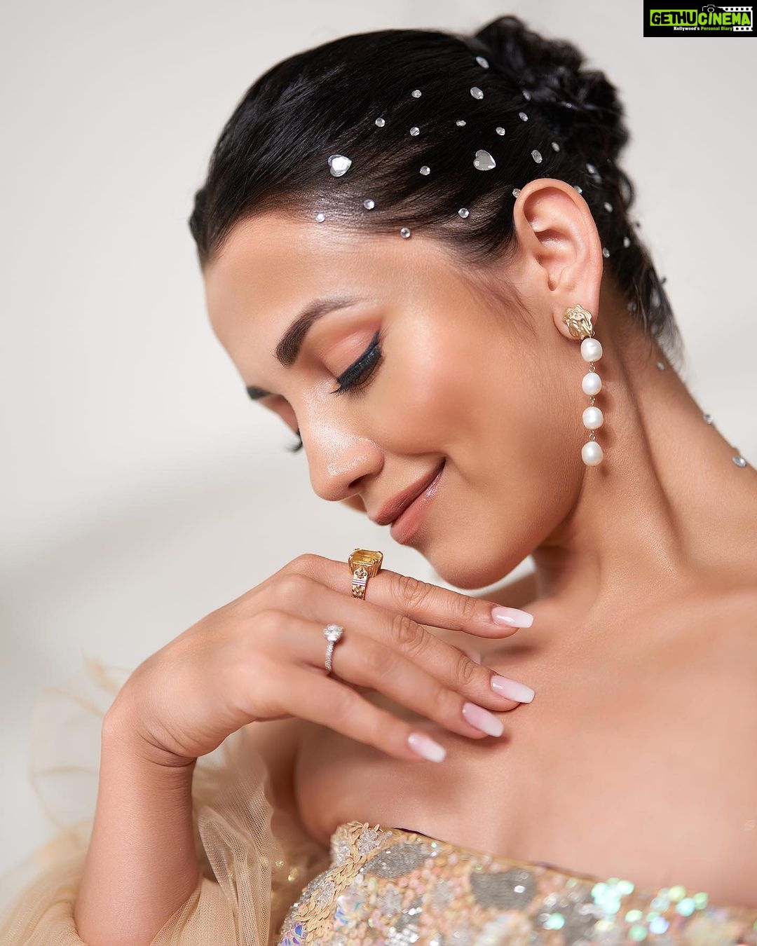 Esha Kansara Instagram - Drama….but style it with a smile 🤍🫶 Styled by @styleitwithniki Photography @chiragpanchal__ Outfit @purvacouture_ Jewellery @fashka HMU by yours truly 🤓 Shot at @scenes.bnb #3ekka #premierenight