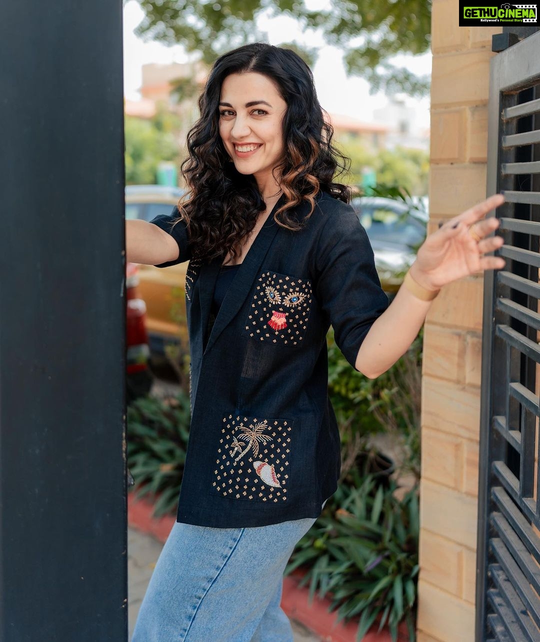 Esha Kansara Instagram - 1 day to go! #3 ekka ❤️🫶 Styled by @styleitwithniki Photography @its_kishan_creation Outfit- @label.sugar Jewellery- @flairthestudio