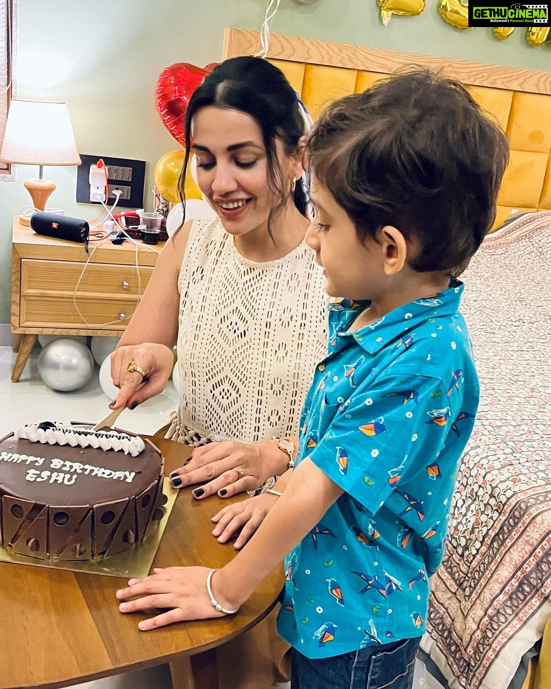 Esha Kansara Instagram - Pav bhaji and pulav party for this year’s bday 🤓 thank you for your lovely wishes 🫶🥳🙏🥰🤍❤️