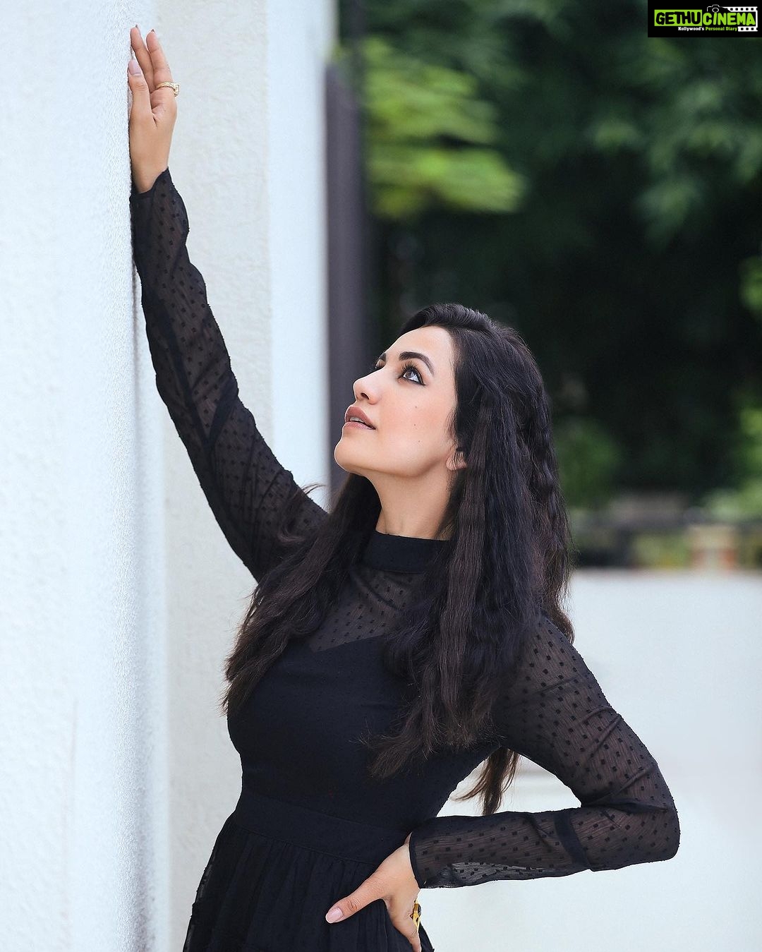 Esha Kansara Instagram - Kuch nahi hai upar…just trying to pose! 🤟🙈 3 ekka in Visnagar & Siddhpur. Styled by @styleitwithniki Photography @chiragpanchal__ Outfit- @meeamifashion Jewellery- @misa_jewels