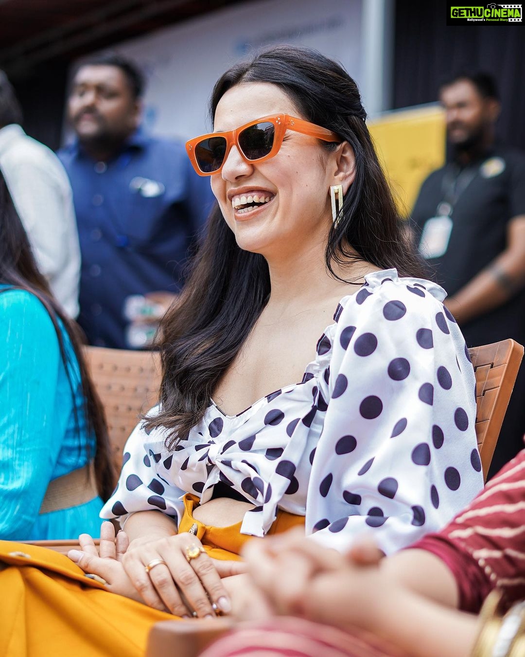 Esha Kansara Instagram - Rajkot π₯π₯π₯β€οΈπ«Άπ«Άπ«Ά 3 ekka in cinemas on 25th august! π