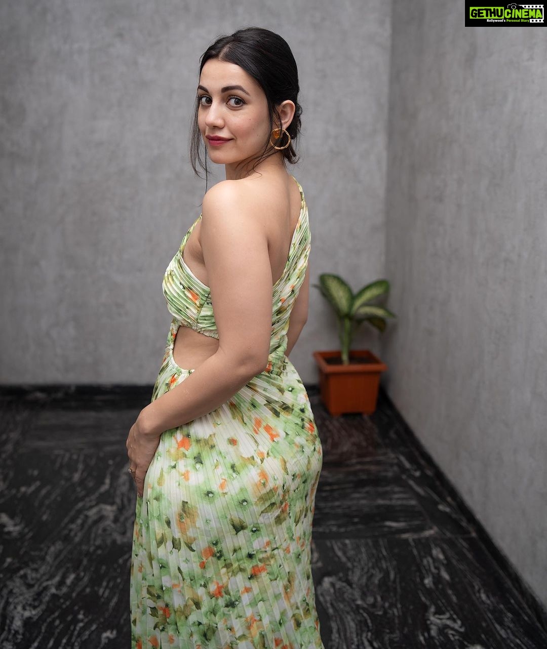 Esha Kansara Instagram - Sick & sleep deprived but still gotta look good! π€πΈπ«Άππ»ββοΈ #3ekka promotions in Surat! Styled by @styleitwithniki Dress @fadorieofficial Earrings @kenayosha Photography @thedepthsoffield_