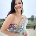 Esha Kansara Instagram - Sab lighting aur hawaaa ka kamaal hai bhai! 💙😅🤍 Photography @chiragpanchal__ Styled by @styleitwithniki Blouse- @justblouses_official Jewellery- @gracecollectionahmedabad Saree gifted by mom! 😄🥰