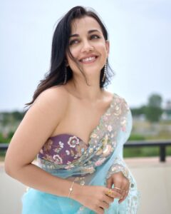 Esha Kansara Instagram - Sab lighting aur hawaaa ka kamaal hai bhai! 💙😅🤍
Photography @chiragpanchal__ 
Styled by @styleitwithniki 
Blouse- @justblouses_official 
Jewellery- @gracecollectionahmedabad 
Saree gifted by mom! 😄🥰