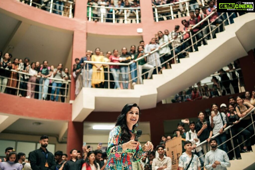 Esha Kansara Instagram - 🫶🫶🫶 Vadodara #3ekka 25th august . Styled by- @styleitwithniki Dress- @digvijaysingh_artwear Bracelet and ring- @kenayosha Vadodara, Gujarat, India