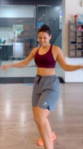 Esha Kansara Instagram - Go..go..goooooo!!! Start making your reels on Tehunk hook step! 🥳🥳🥳 I challenge my fellow partners in crime @mitragadhvi @tarjanee_official 🥳🤓 #tehunk #3ekka