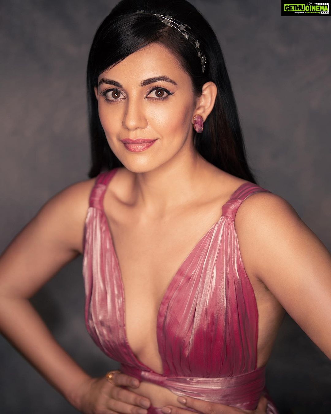 Esha Kansara Instagram - People who made me look like Barbie! 🌸 . Styled by @styleitwithniki Photography @lovdipsingh Backdrop @backdrophouse Outfit @kayjaybykritika Earrings @anantayabymani HMU @karan_singh_makeup_artist #barbie #indianbarbie #eshakansara