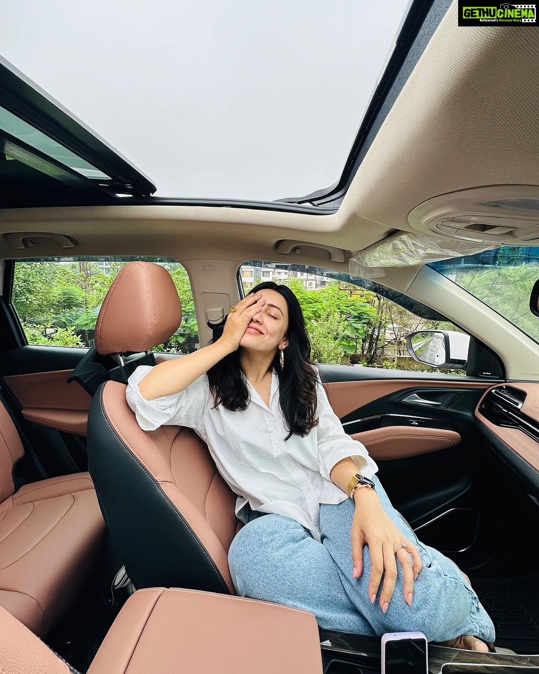 Esha Kansara Instagram - Lonavala Pune highway pe aake photo shoot nahi kiya, aisa kabhi kisi se hua hai? 😝