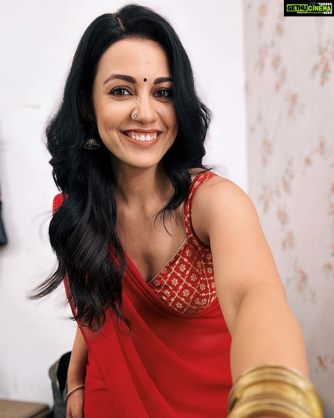 Esha Kansara Instagram - Pata nahi kya likhun! Aap hi bata do! 🤷♀️