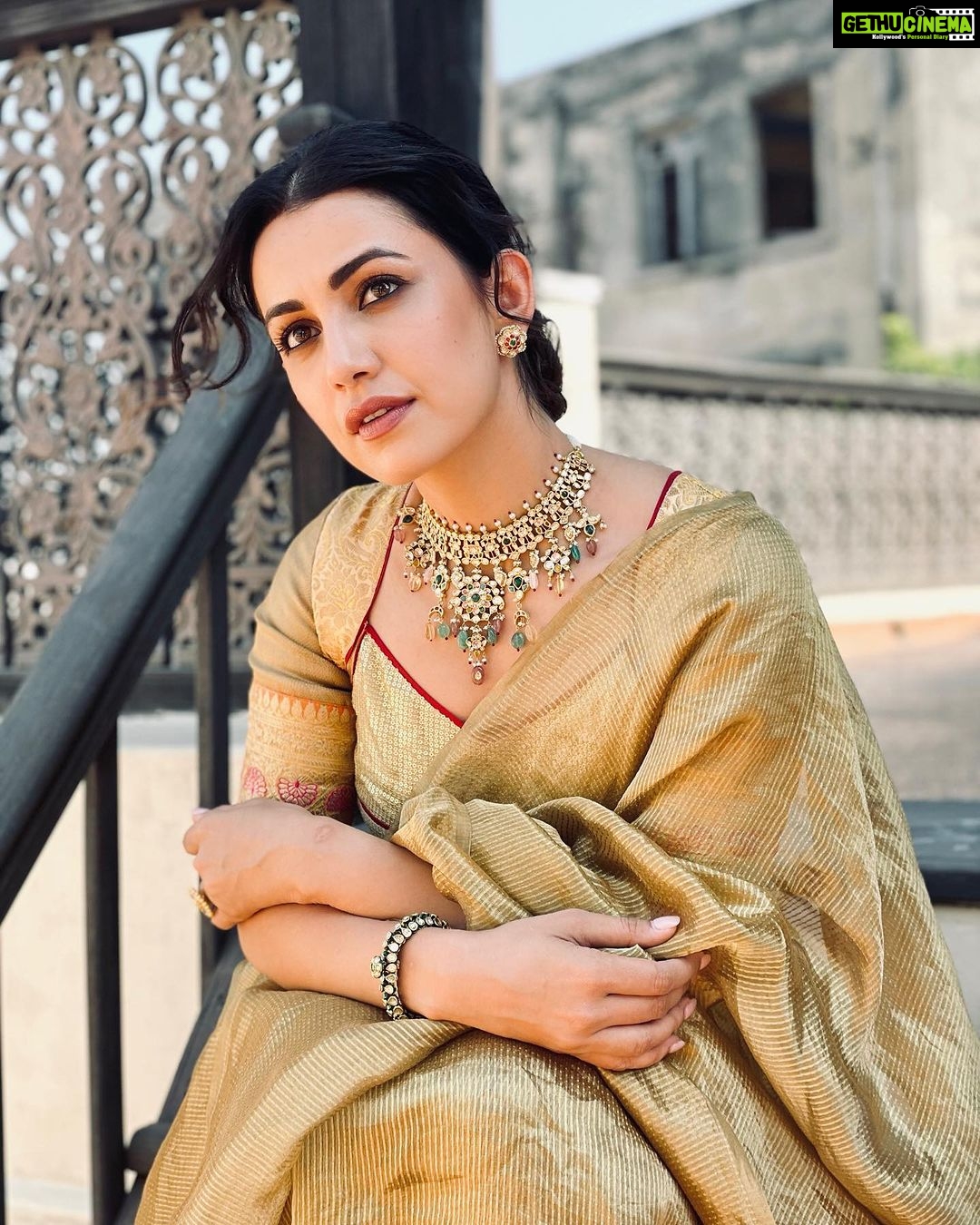 Esha Kansara Instagram - BTS throwback from one of the most impromptu shoots for Aurus Ahmedabad with @shubhi_gakhar @_hair.by.freya_ @theglitterboxbyshreyapatel 💛💛💛