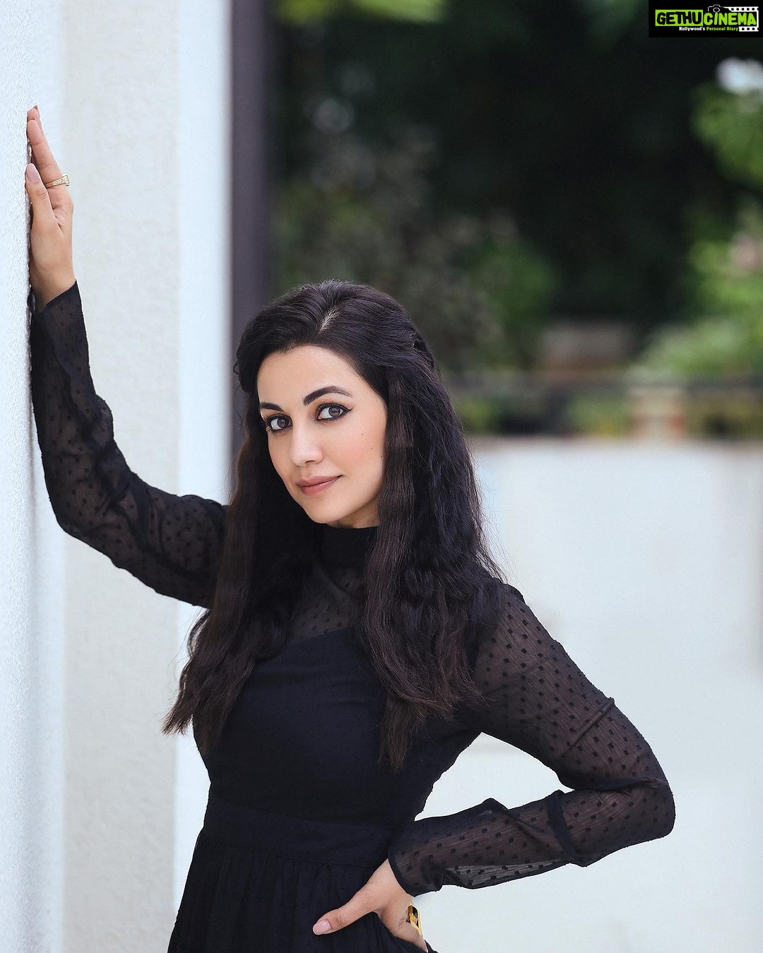 Esha Kansara Instagram - Kuch nahi hai upar…just trying to pose! 🤟🙈 3 ekka in Visnagar & Siddhpur. Styled by @styleitwithniki Photography @chiragpanchal__ Outfit- @meeamifashion Jewellery- @misa_jewels
